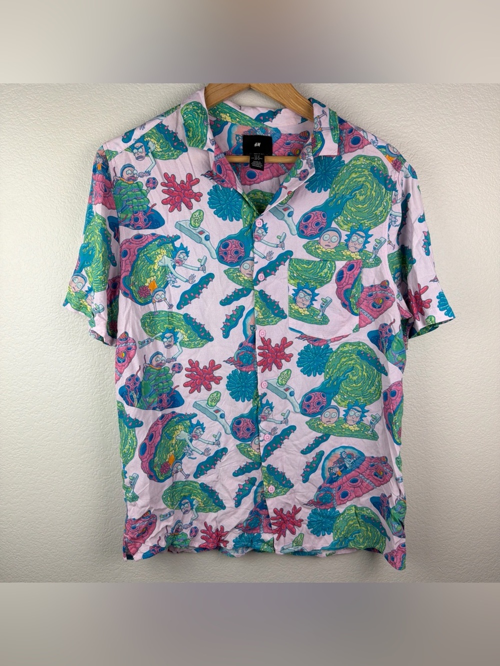 H&M Rick & Morty Button Up Shirt Short Sleeve Pink Mens Medium